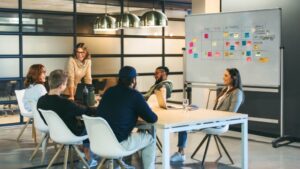 Image représentant un groupe de travail en train de co-construire