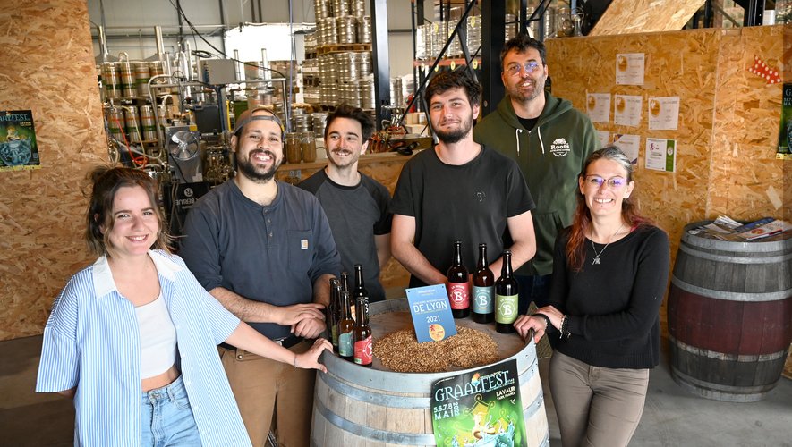 Personnes rassemblées qui forment une équipe travaillant dans le domaine de la brasserie